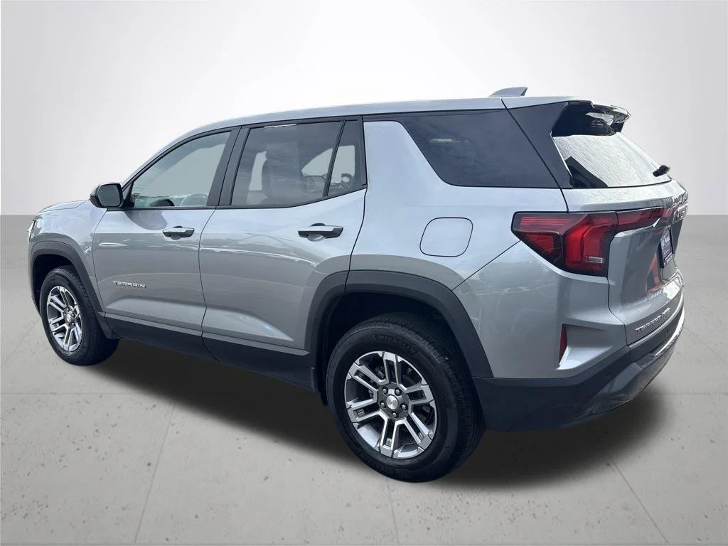 Used 2025 Silver GMC Elevation image 9