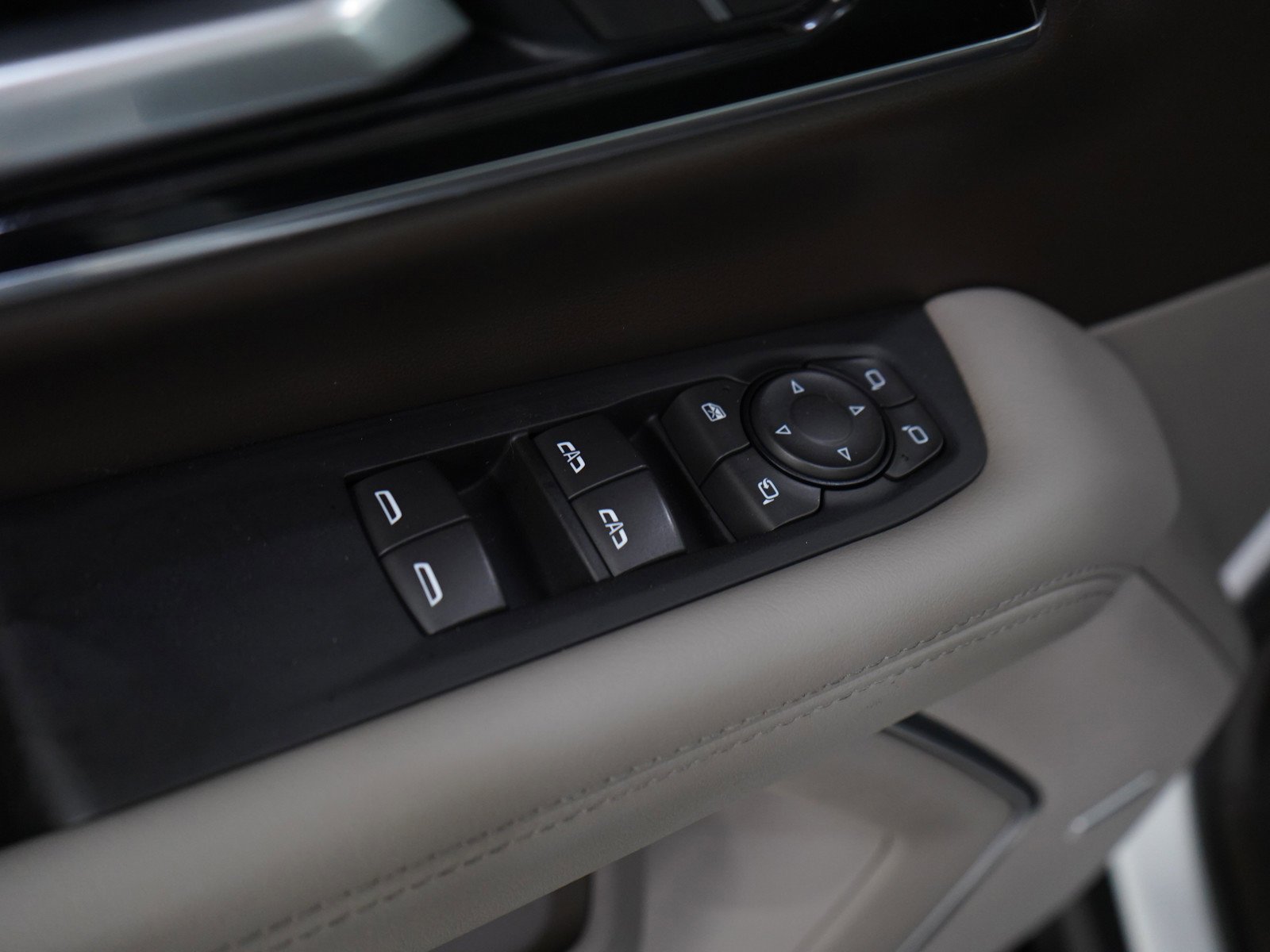 Used 2025 Summit White GMC Elevation image 21
