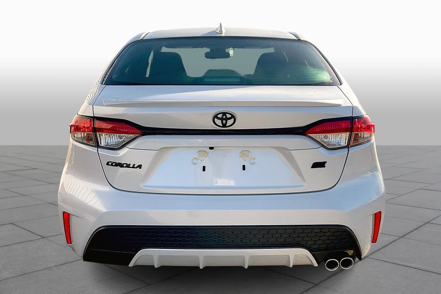 Used 2022 Wind Chill Pearl Toyota SE image 5