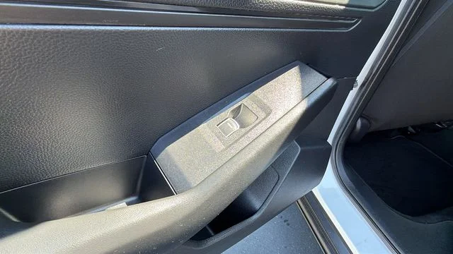 Used 2025 White Honda SE image 15