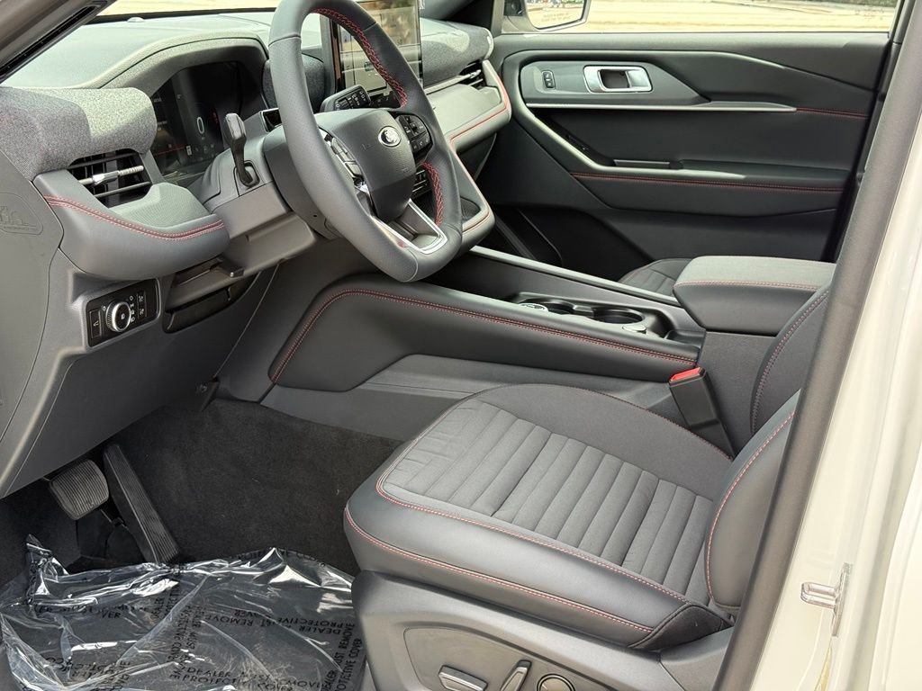 New 2027 Star White Metallic Tri-Coat Ford ST-Line image 5