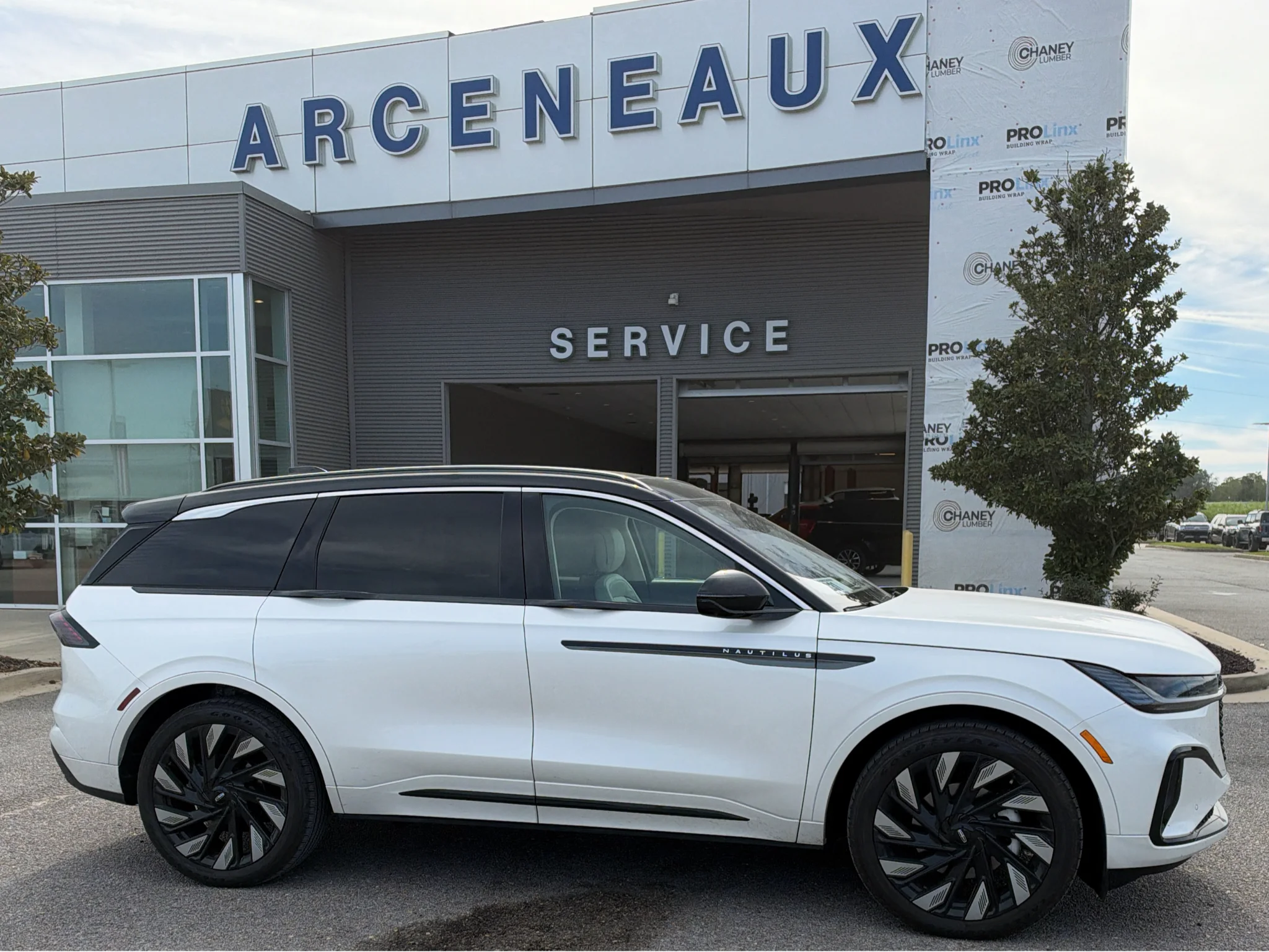 Used 2025 White Platinum Metallic Tri-Coat Lincoln Black Label image 1