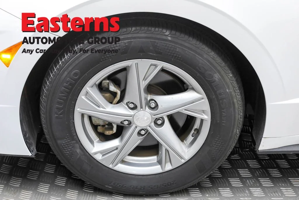 Used 2022 White Hyundai SE image 29