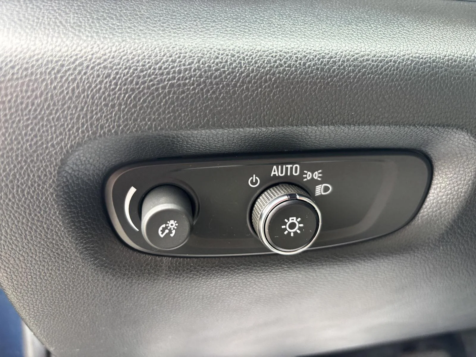 Used 2023 Northsky Blue Metallic Chevrolet LT Cloth image 17