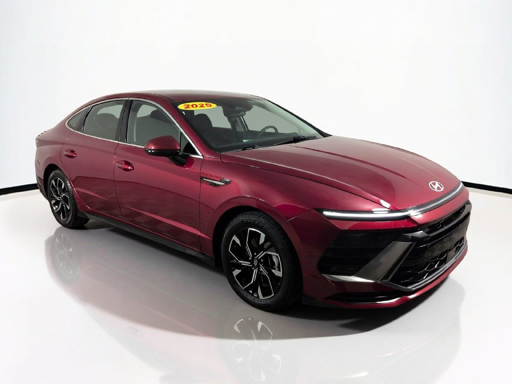 Used 2025 Red Hyundai SEL image 2