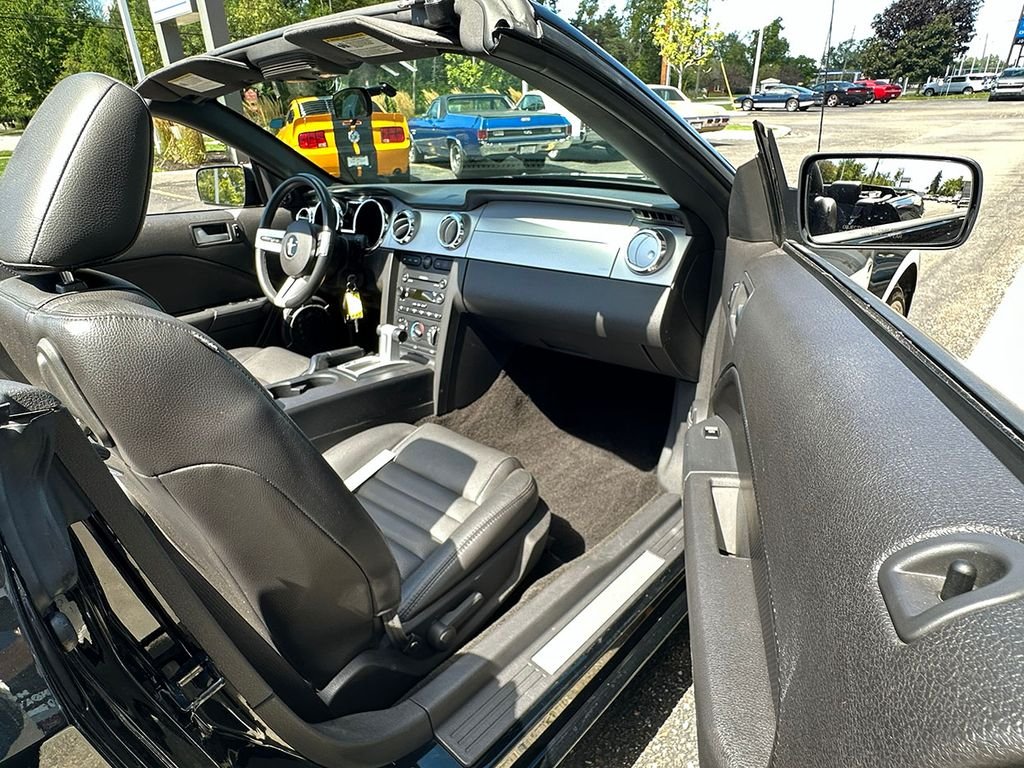 Used 2005 Black Ford  image 59