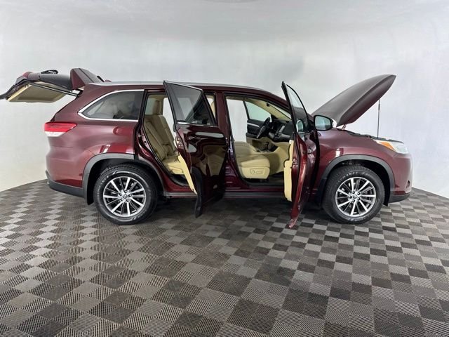 Used 2018 Red Toyota XLE image 15