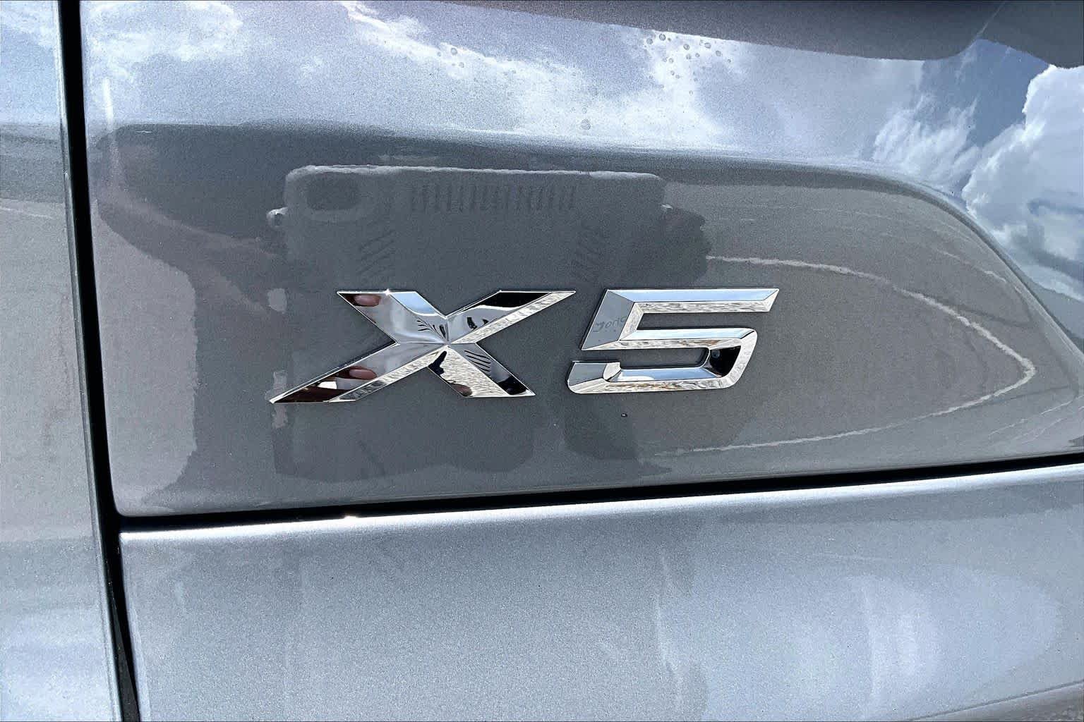 Used 2025 Skyscraper Grey Metallic BMW sDrive40i image 10