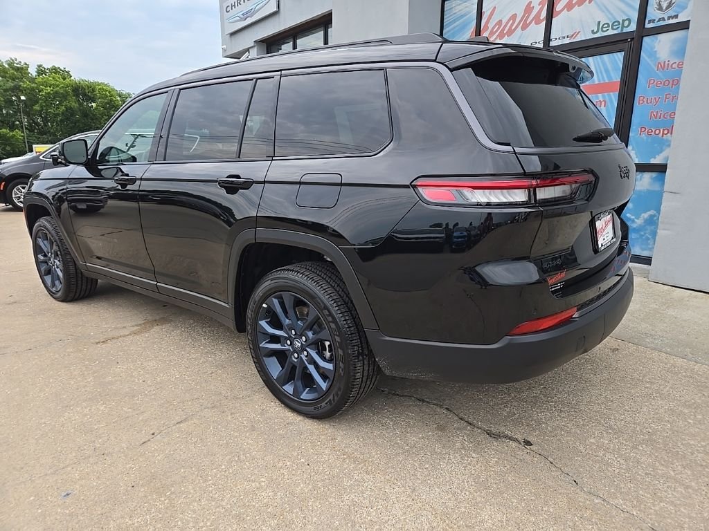 New 2026 Diamond Black Crystal Pearl-Coat Exterior Paint Jeep  image 7