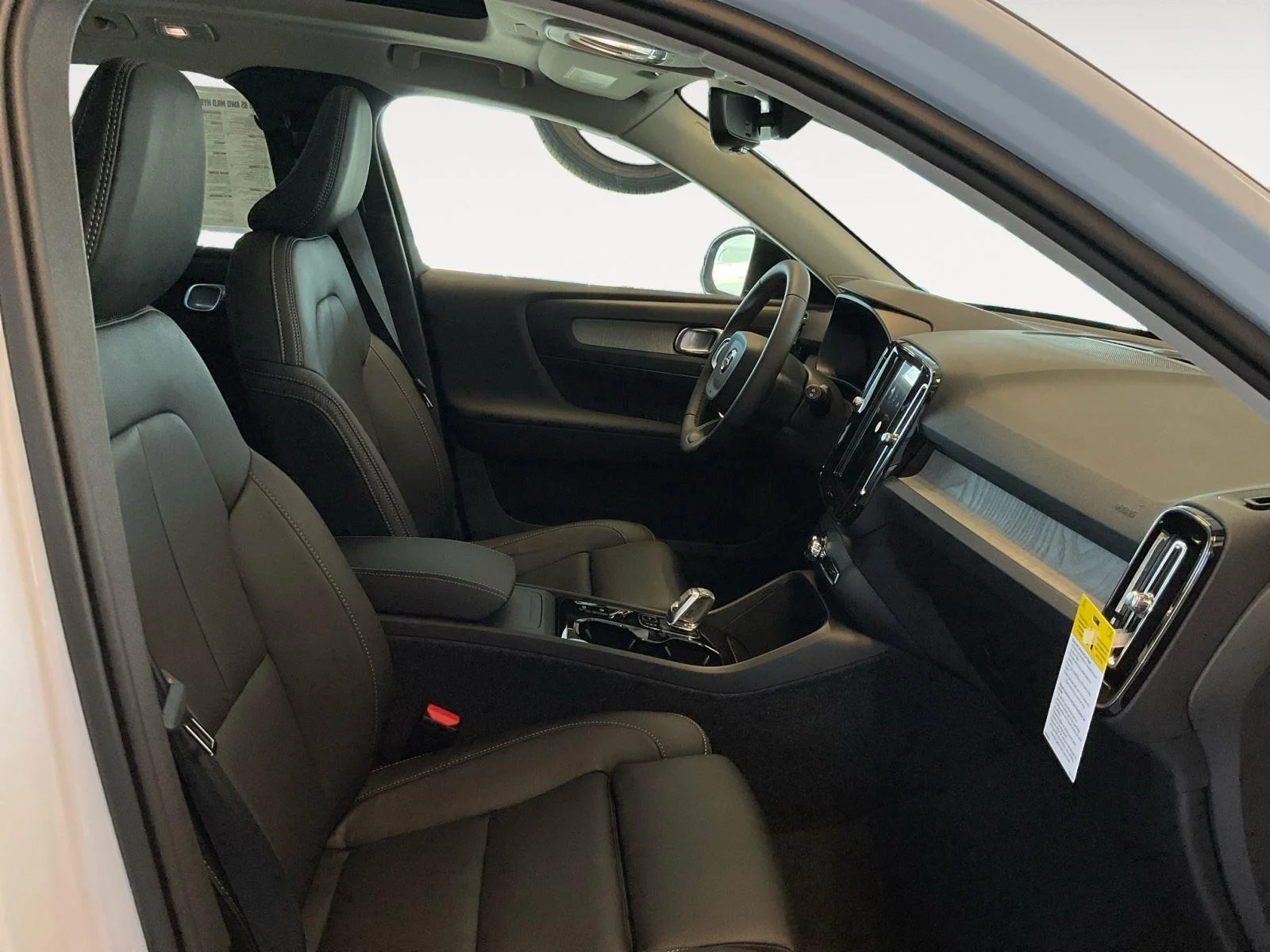 2026 Volvo XC40 Plus - Photo 14
