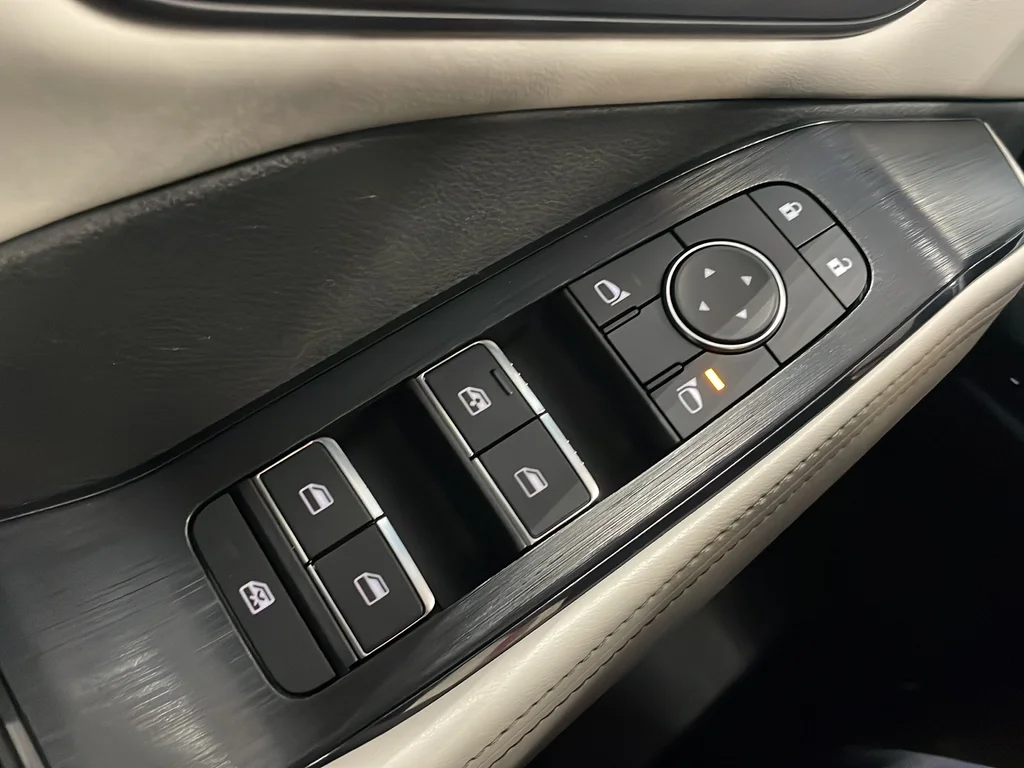 Used 2022 White Nissan SL image 39