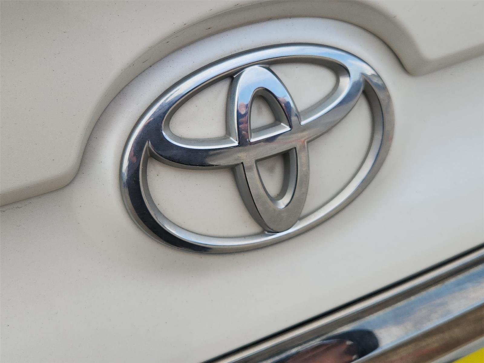 Used 2016 White Toyota XLE image 29