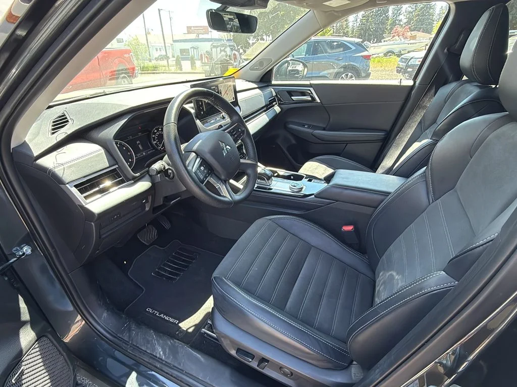 Used 2025 Gray Mitsubishi SE image 11