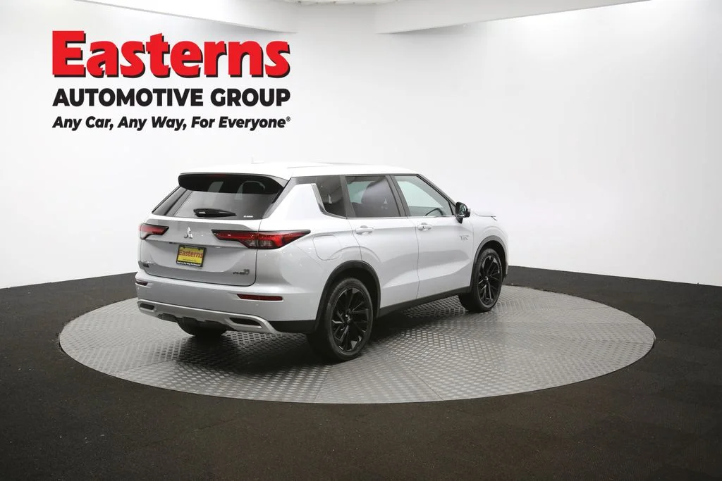 Used 2023 White Mitsubishi SE image 41