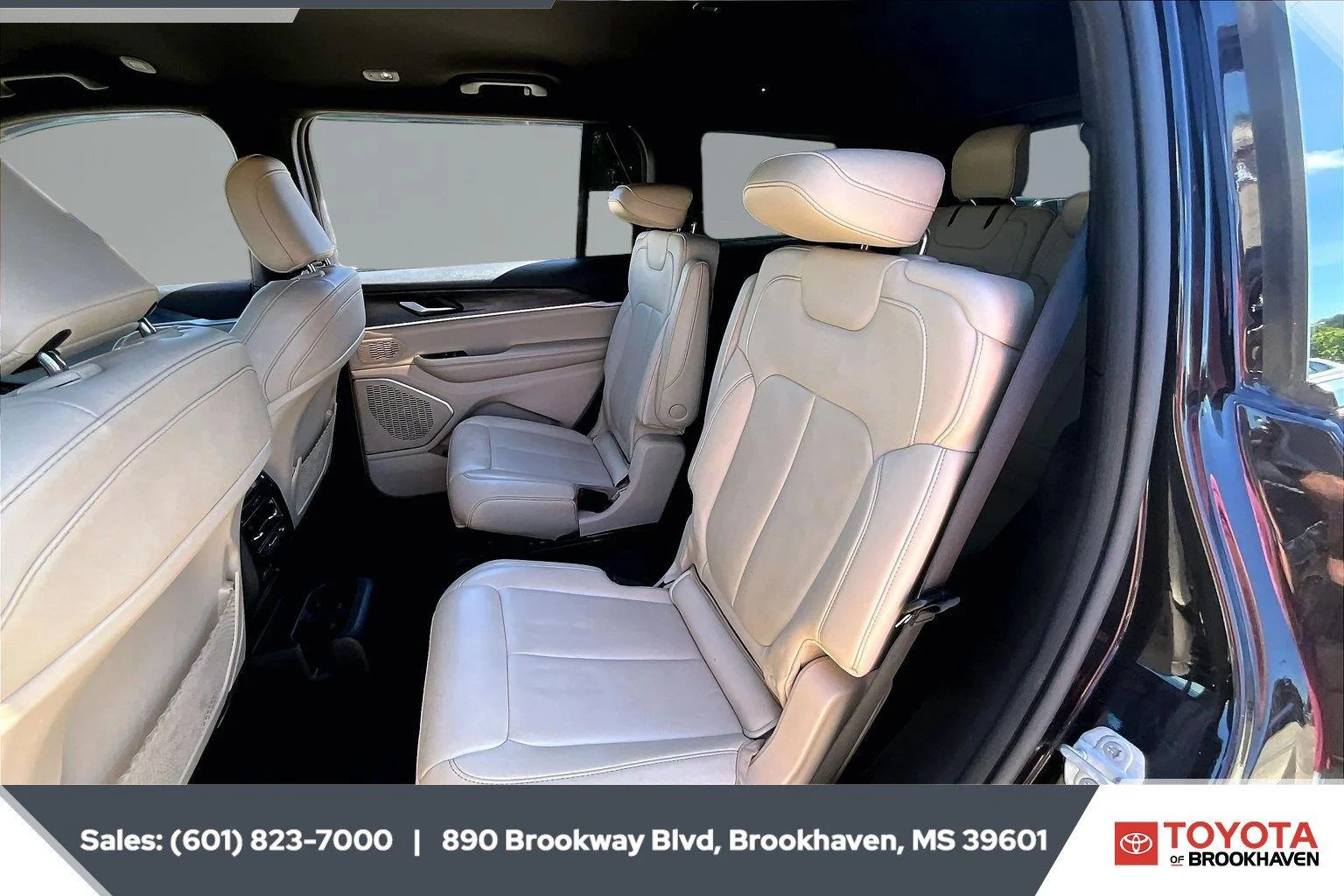 Used 2023 Diamond Black Crystal Pearlcoat Jeep Limited image 19