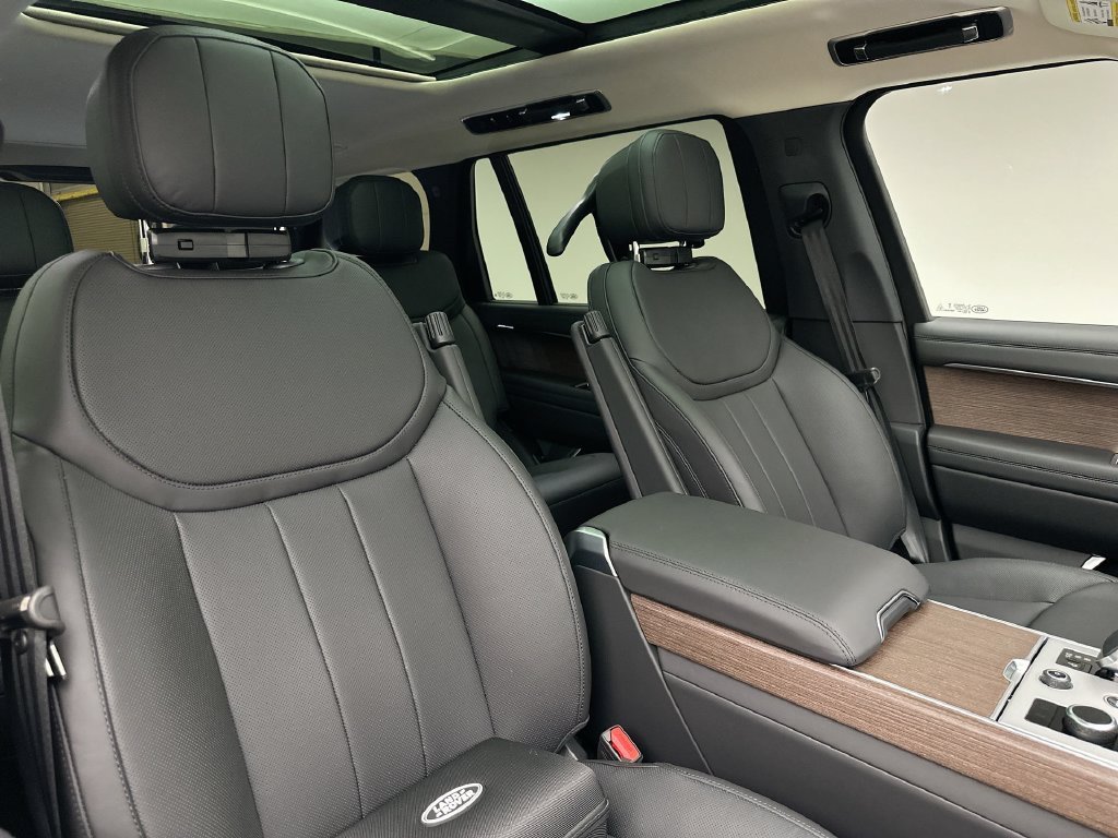 New 2027 Santorini Black Metallic Land Rover SE image 6