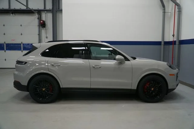 2026 Porsche Cayenne S - Photo 11
