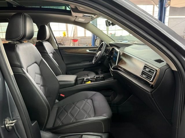 Used 2024 Gray Volkswagen 2.0T SE w/Technology image 10