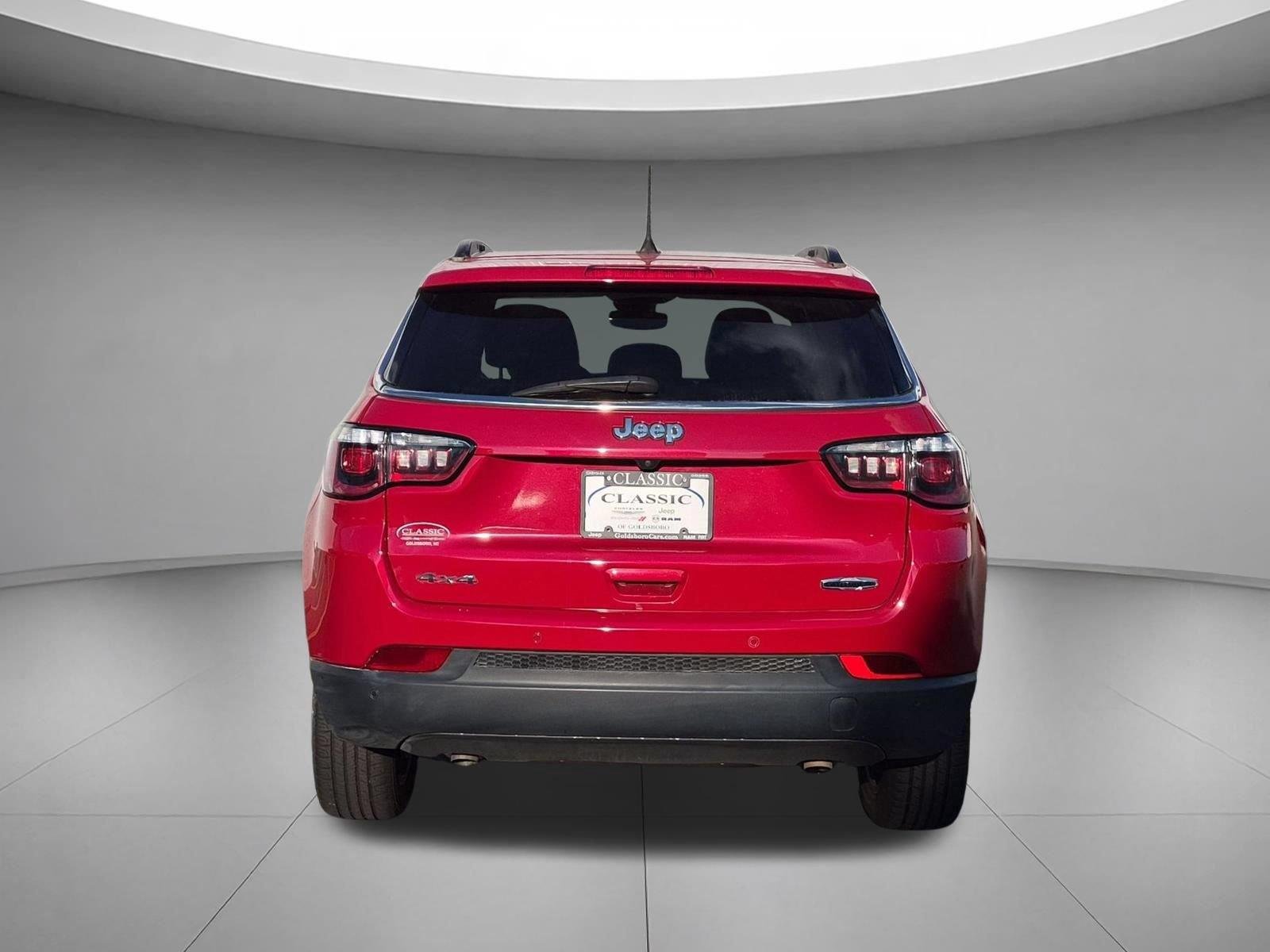 Used 2023 Redline Pearlcoat Jeep Latitude Lux image 4