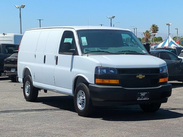 New 2026 Summit White Chevrolet WT image 2