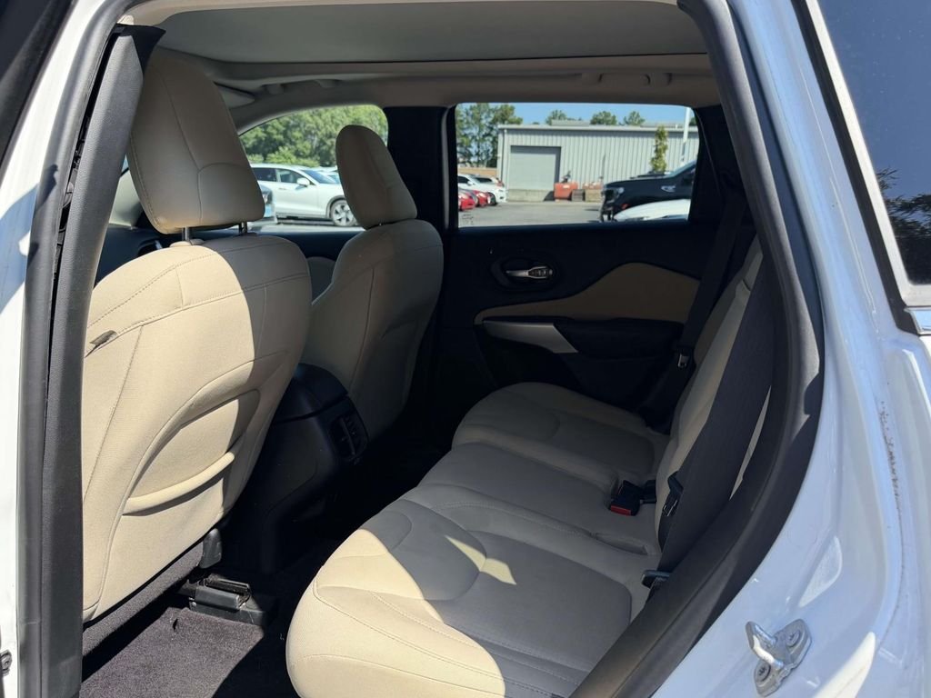 Used 2017 White Jeep Latitude image 6