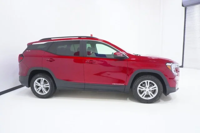 Used 2023  GMC SLE image 4