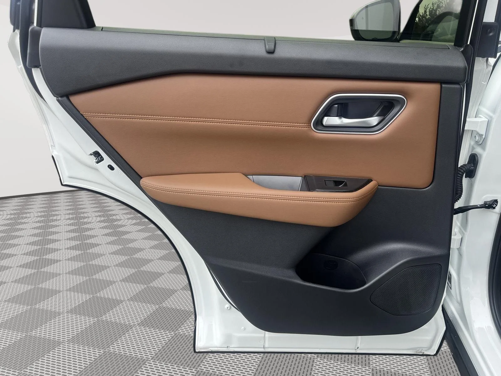 New 2026 Everest White Pearl TriCoat / Super Black Two-tone Nissan Platinum image 13