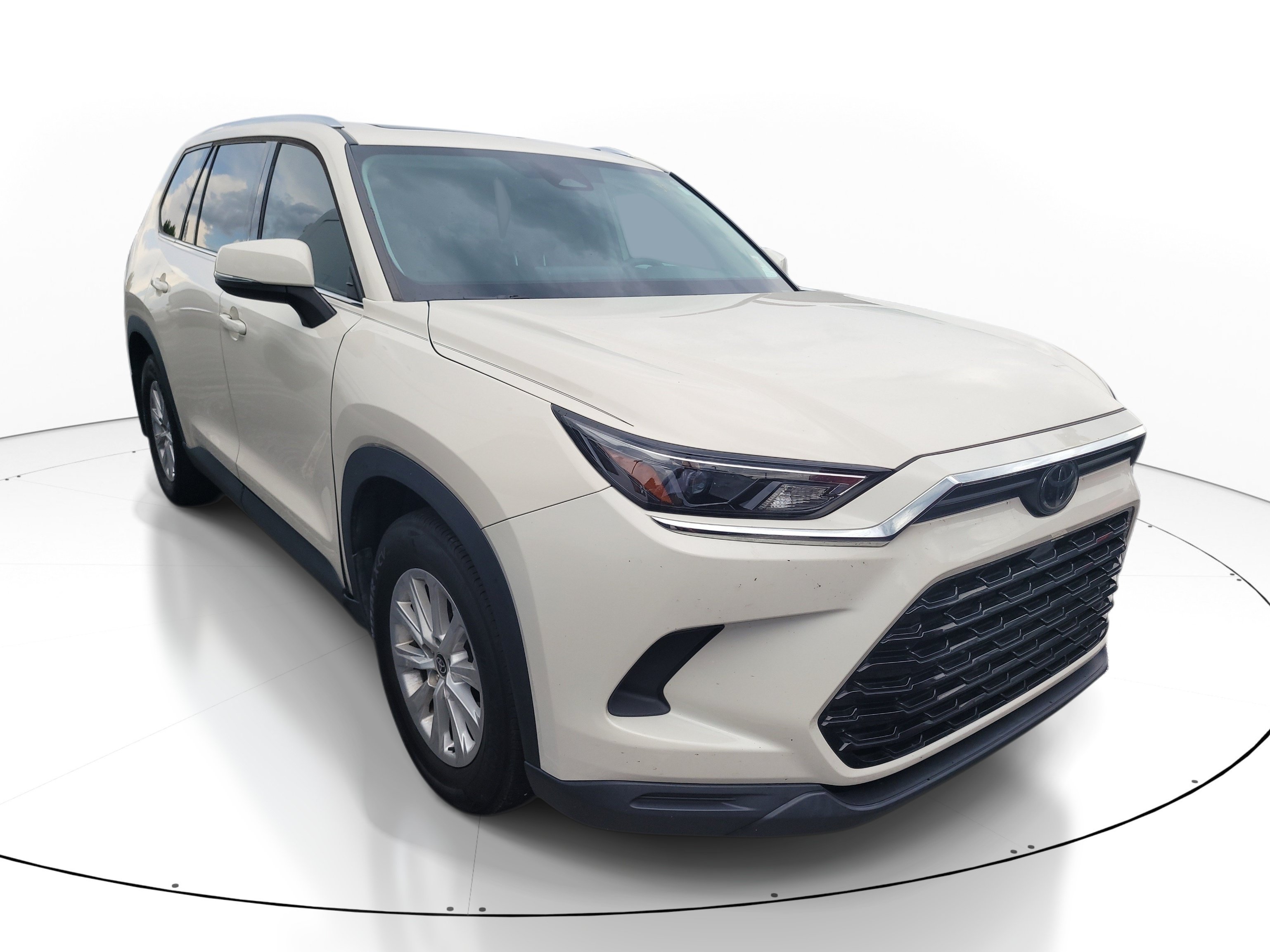 Used 2024 Cream Toyota XLE image 1