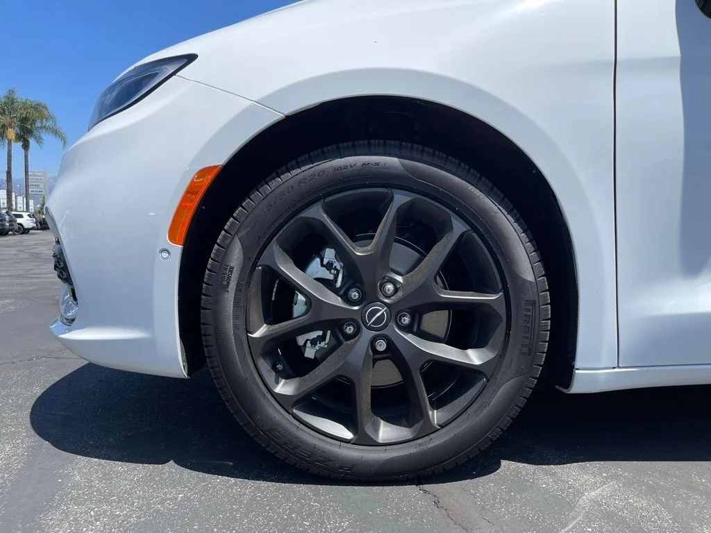 New 2026 Bright White Clear-Coat Exterior Paint Chrysler Select image 12