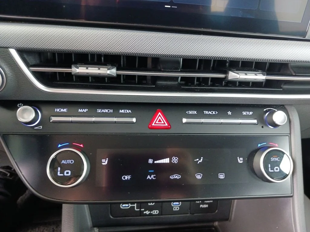 Used 2025 Black Hyundai SEL image 23