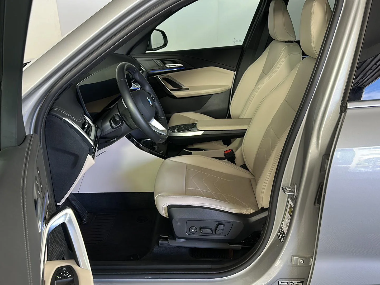 Used 2025 Space Silver Metallic BMW xDrive28i image 4