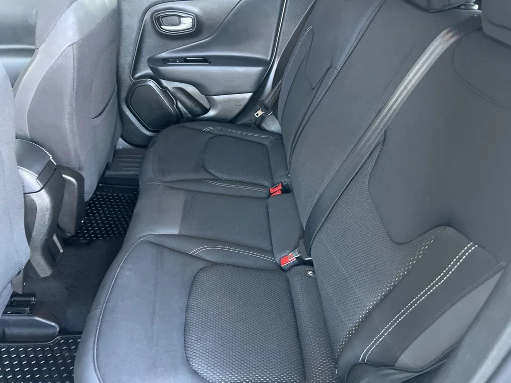 Used 2023 White Jeep Altitude image 33