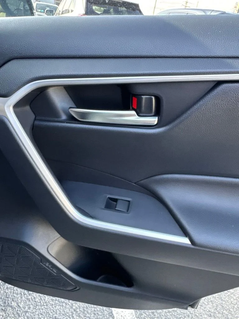 Used 2019  Toyota XLE image 8