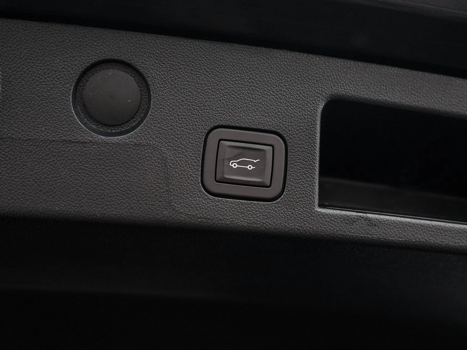 New 2027 Summit White GMC Elevation image 9