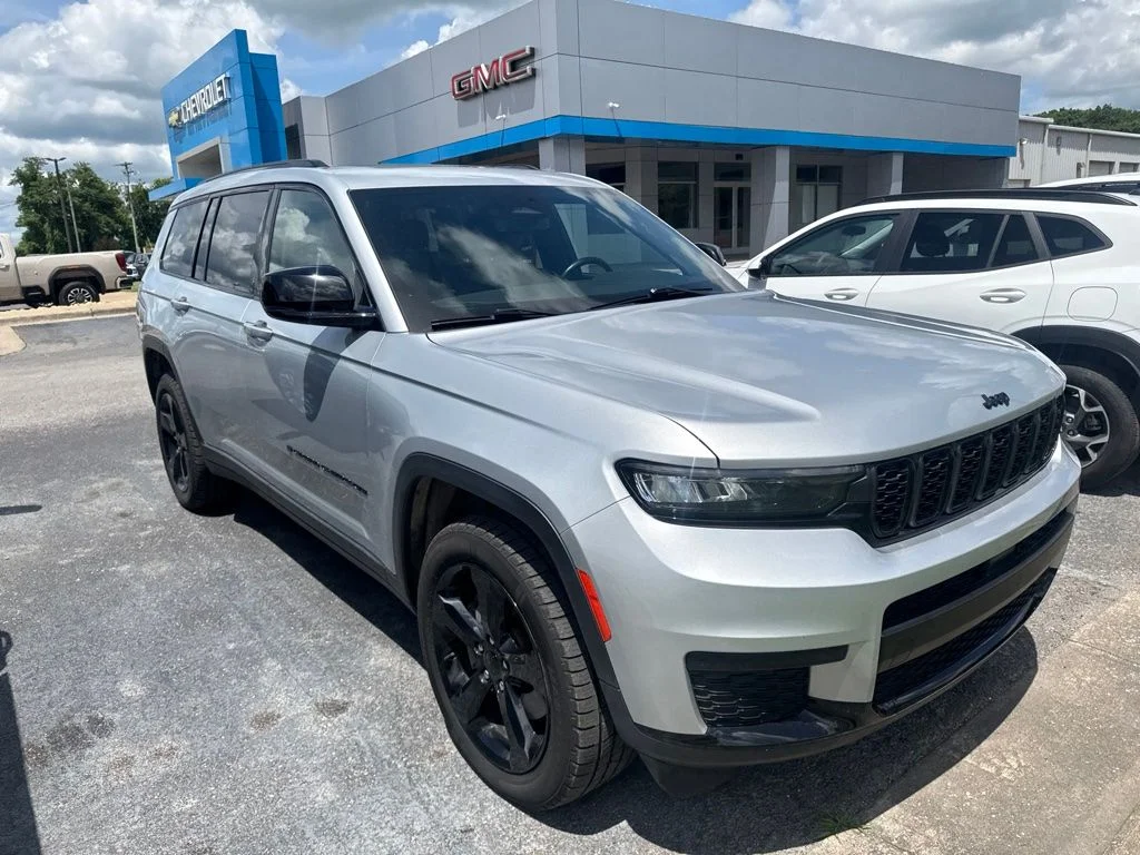 Used 2021 Silver Jeep Altitude image 2