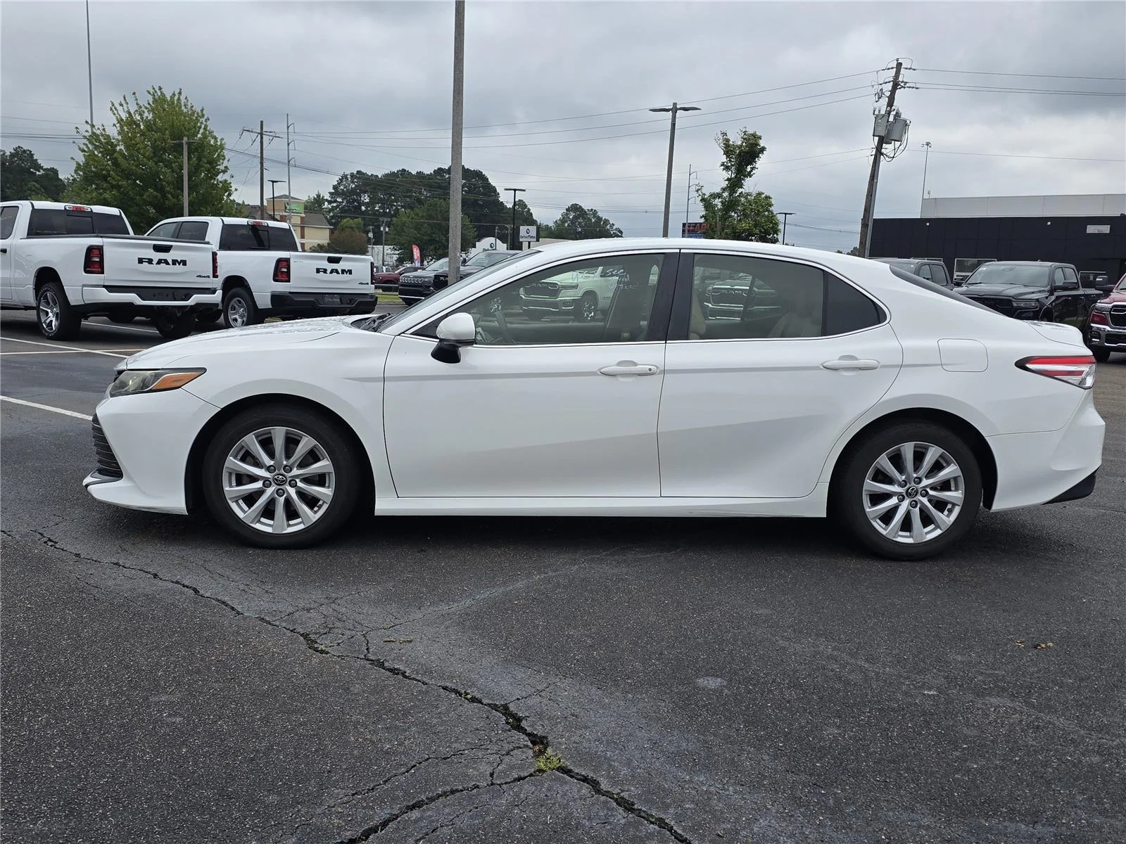 Used 2018 Super White Toyota LE image 8