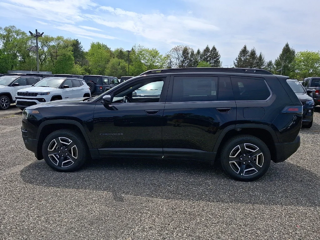 New 2026 Diamond Black Crystal Pearl-Coat Exterior Paint Jeep Laredo image 5