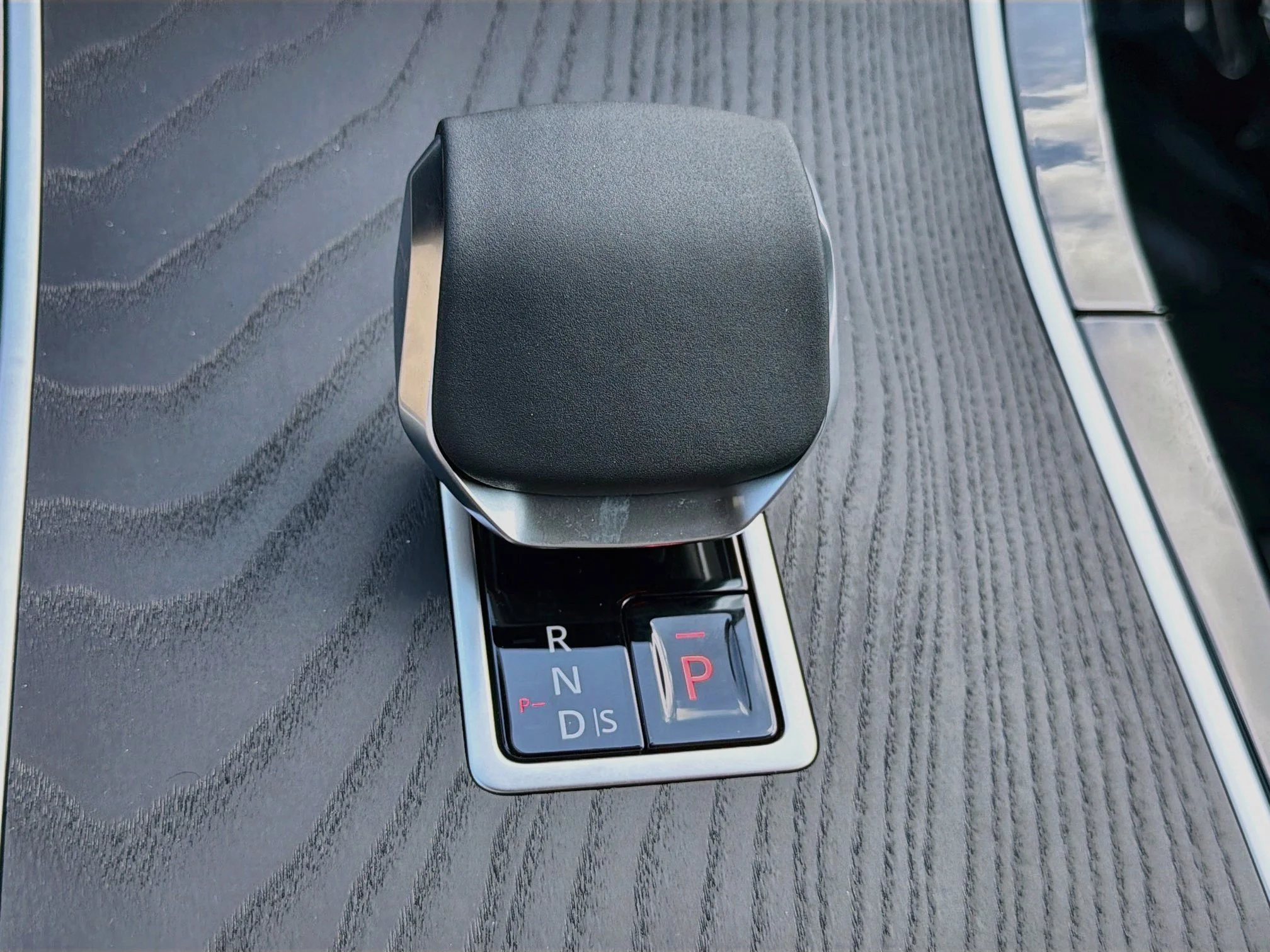 New 2026 Santorini Black Metallic Land Rover Core S image 28