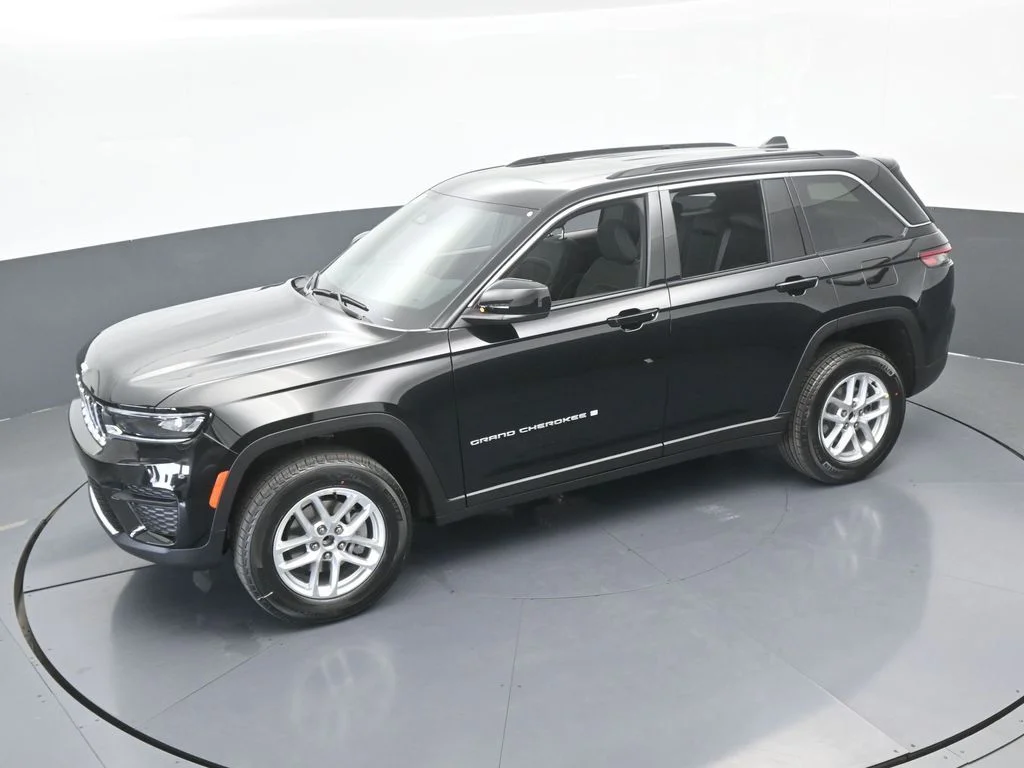 New 2026 Diamond Black Crystal Pearl-Coat Exterior Paint Jeep Laredo X image 45