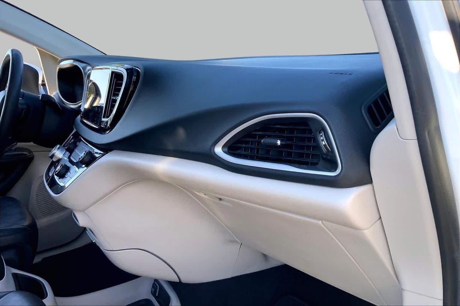 Used 2023 Bright White Clearcoat Chrysler Touring L image 19