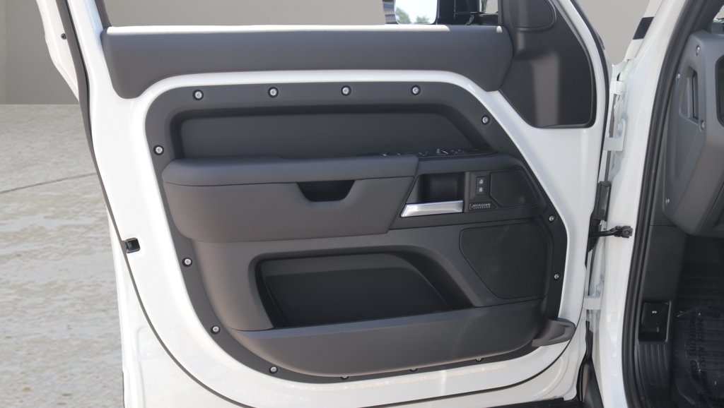 New 2026 Fuji White Land Rover X-Dynamic SE image 9