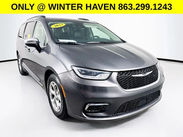 2023 Chrysler Pacifica Limited's photo