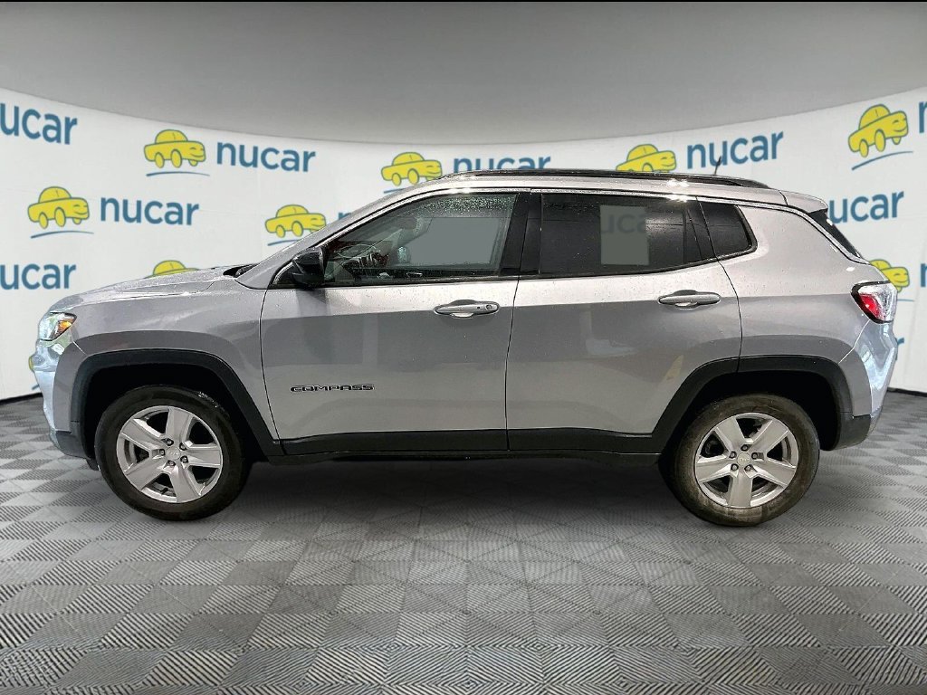 Used 2022 Silver Jeep Latitude image 3