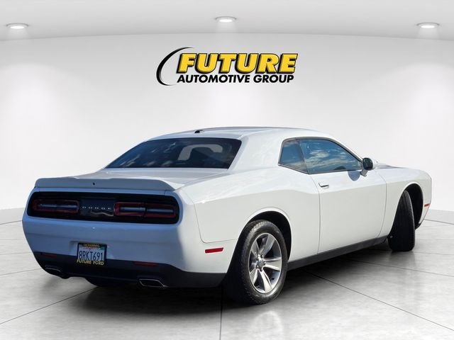 Used 2019 White Dodge SXT image 4