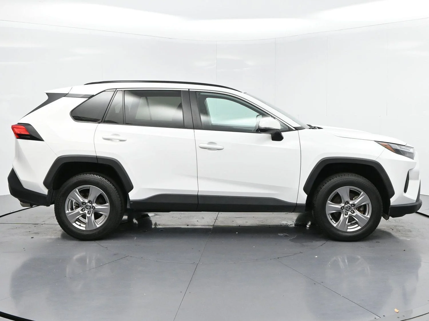 Used 2022 White Toyota XLE image 8