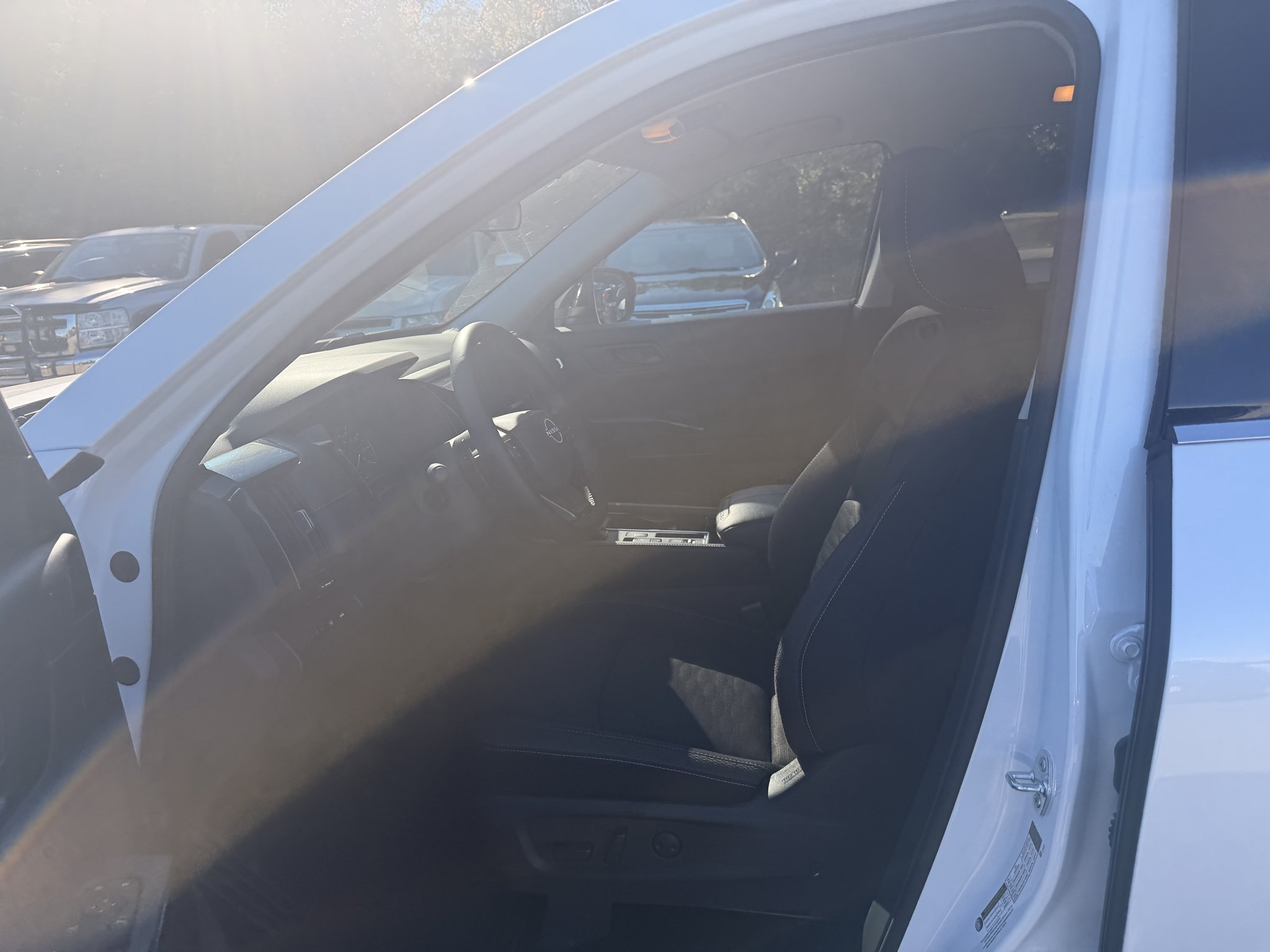 Used 2026 Everest White Pearl Tricoat Nissan SV image 6