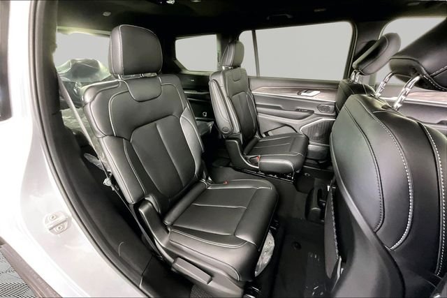 New 2026 Silver Zynith Exterior Paint Jeep Limited image 11