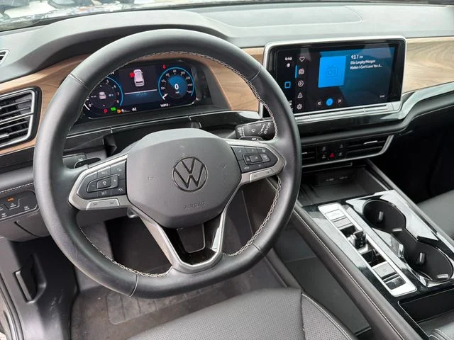 Used 2025  Volkswagen 2.0T SE w/Technology image 25
