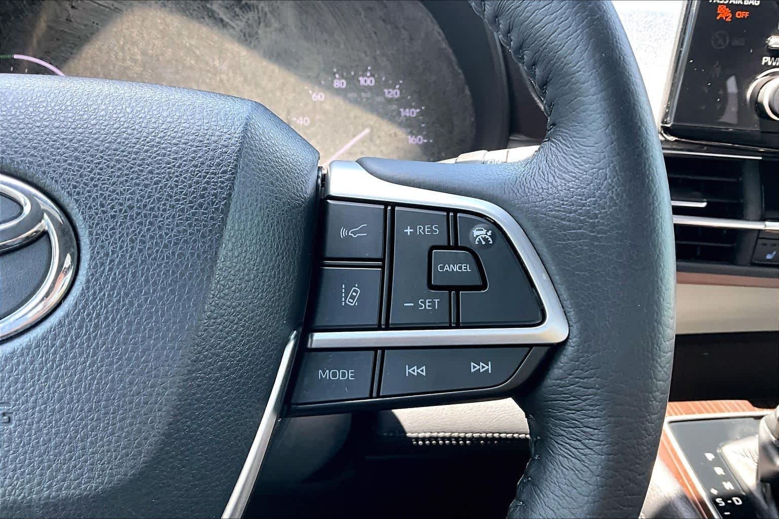 Used 2022 Wind Chill Pearl Toyota XLE image 25