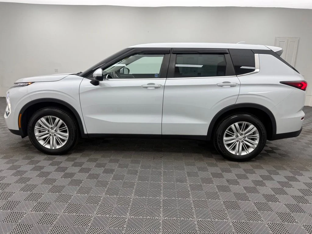 Used 2023  Mitsubishi ES image 12